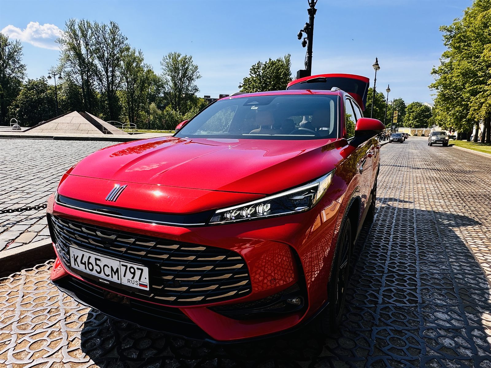 Передняя часть автомобиля крупным планом